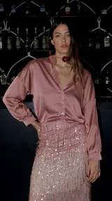 Camisa de seda color rosa viejo, con cuello mao y corte irregular, más larga en la parte trasera.