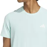 Remera de running color celeste con tres tiras blancas en las mangas y logo de Adidas en el pecho.