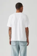 Remera blanca de algodón con logo Levi Strauss & Co. bordado en azul en el pecho. Corte holgado.