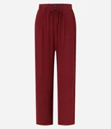 Pantalón recto color borgoña, confeccionado en viscosa texturizada, con lazo en la cintura.