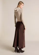 Jersey de punto de canalé color beige, con capucha, cuello alto, manga larga, diseño crop y corte slim fit.