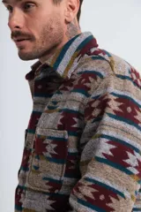 Camisaco de paño con estampado geométrico en tonos marrón, gris y azul.