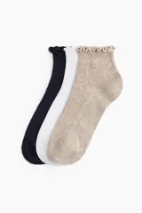 Pack de tres pares de medias cortas acanaladas, una negra, una blanca y una beige, con borde superior elástico y ribete sobrehilado.