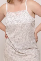 Solera corta con breteles finos y escote con puntilla, con estampado de flores pequeñas.