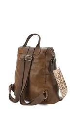 Mochila negra de símil cuero con apertura superior y tres bolsillos frontales con cierres metálicos. Incluye bolsillos laterales y tres bolsillos internos. Tiene correa larga de galón regulable para usar como bandolera y correas para colgar en la espalda.