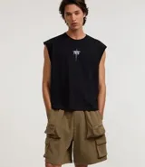 Bermuda masculina color verde oliva, confeccionada en algodón con felpa. Presenta cintura con lazo ajustable y bolsillos cargo laterales con cierre de cremallera.