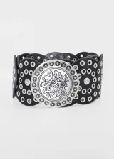 Cinturón de cuero sintético negro con hebilla plateada decorativa y diseño perforado.