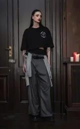 Remera negra de algodón con cuello redondo y calce oversize. Estampa sublimada con ilustración de una mujer con pelo azul y estrellas, espadas y rosas.