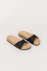 Sandalias casuales negras con textura tipo piel de serpiente, plantilla color beige y hebilla metálica ajustable.