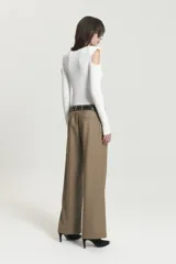 Pantalón pinzado negro de lana, con corte sastrero y pinzas en el delantero, bolsillos americanos y bolsillo ojal trasero.