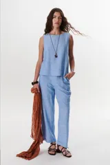 Musculosa celeste de lino con cuello redondo y corte recto.