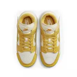 Zapatillas Nike Dunk Low Twist color amarillo y blanco, con swoosh de goma transparente y detalles de diseño deconstruido.