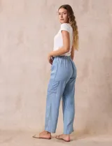 Pantalón cargo de lyocell color celeste, marca Zac & Rachel. Tiene pretina ancha elastizada con lazo, bolsillos laterales y corte wide.