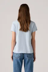 Remera celeste de algodón con cuello redondo y logo de Levi's en el pecho.