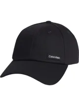 Gorra negra de algodón orgánico con logo de Calvin Klein en el frente.
