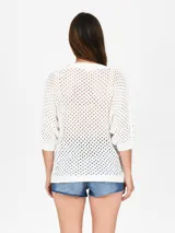 Buzo de tejido de punto calado color negro, con escote en V y mangas 3/4.