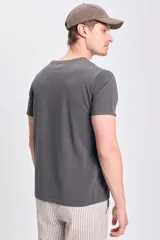 Remera gris oscuro de manga corta con estampado frontal de la frase 'Bounty Hunter' y el símbolo mandaloriano.