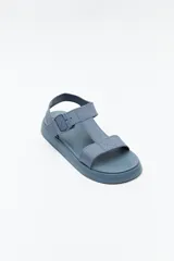 Sandalia baja color celeste con diseño de tiras anchas y hebilla lateral.
