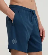 Bermuda deportiva para hombre marca Get Over, confeccionada en microfibra de poliéster. Presenta cintura elástica con cordón ajustable, bolsillos laterales y un diseño texturizado con estampa localizada.