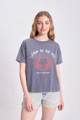 Remera gris oscuro de manga corta con estampado de tigres y texto "Born to be wild".