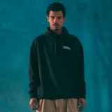 Canguro negro con capucha, cordones ajustables, bolsillo tipo canguro y puños y cintura acanalados. Estampado frontal con el logo de la marca en blanco.