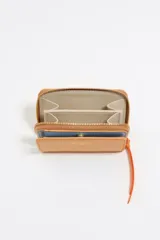 Monedero Bimba y Lola color naranja con textura granulada, logo dorado estampado, cierre de cremallera dorada y tarjetero interior.