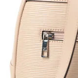Mochila grande color beige con textura símil cuero con relieve. Tiene un compartimento principal con cierre, un bolsillo interno con cierre y dos abiertos, un bolsillo externo con cierre, correa fija y herrajes plateados.