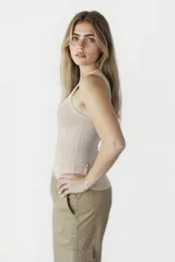 Musculosa color beige de tejido acanalado y corte ajustado.