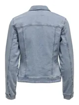 Chaqueta de jean celeste de corte clásico, con mangas largas con puños abotonados, cierre frontal con botones metálicos y bolsillos delanteros con solapa y botón.
