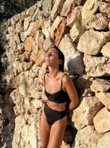 Top de bikini estilo corset color azul eléctrico, con aro, forro y breteles regulables. Se ata y se cordona en la espalda. Presenta textura gofrada.