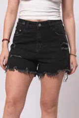 Short de jean negro con roturas y terminación desflecada.