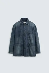 Sobrecamisa relaxed fit confeccionada en denim de algodón con efecto lavado. Tiene cuello solapa, manga larga, bolsillos frontales de plastrón y cierre frontal de botonadura.