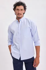 Camisa de manga larga color celeste con cuello clásico y un bolsillo en el lado izquierdo.