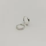 Aros tipo argolla de plata 925 con diseño cruzado y acabado satinado.