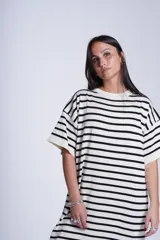 Vestido blanco con rayas horizontales negras, corte recto y mangas cortas.