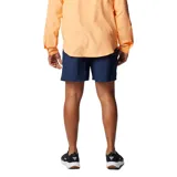 Short de baño negro Columbia Backcast III con tecnología Omni-Shade™ UPF 50, de secado rápido, con cintura elástica ajustable con cordón, bolsillos laterales de malla, bolsillo trasero con cremallera y forro interior de malla.