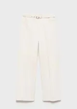 Pantalón de jean color crudo, de corte wideleg, tiro medio, con trabillas y cinturón con hebilla. Presenta cierre delantero con cremallera y botón, cuatro bolsillos y diseño largo.