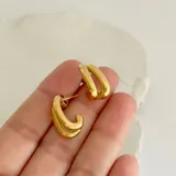 Aros de acero quirúrgico hipoalergénico con baño de oro de 18k, diseño de doble aro.