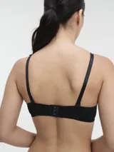 Soutien básico color rosa con breteles regulables y cierre trasero con gancho.