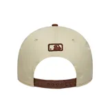 Gorra de béisbol New Era 9Forty con visera curva, color beige con visera marrón y logo bordado de los Boston Red Sox en marrón.