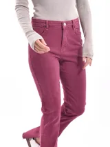 Pantalón de jean color borgoña, de corte recto con abertura en el ruedo.