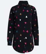 Camisa de manga larga negra con estampado de corazones multicolores.
