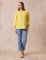 Blusa blanca texturada marca Ruby Rd, con escote redondo y mangas 3/4 con puño elastizado y apliques de broderie. Confeccionada en poliéster y elastano.