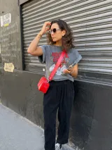 Remera gris con estampado de águila y texto "Rock & Roll".