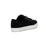 Championes acordonados negros con suela blanca.