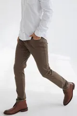 Pantalón negro de corte recto.