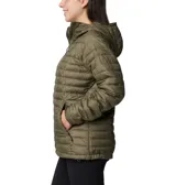 Campera puffer Columbia Silver Falls II Hood color azul marino, con capucha, cierre frontal completo, bolsillos laterales con cierre y puños elásticos. Confeccionada con tecnología Omni-Shield que repele la humedad y Thermarator que mantiene el calor.