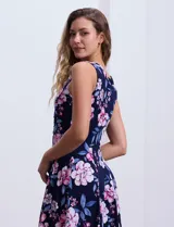 Vestido midi sin mangas, color azul marino con estampado floral en tonos rosa y celeste.