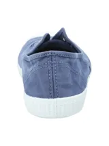 Zapatillas de lona azul sin cordones, con puntera de goma blanca y suela de goma blanca.