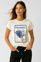 Remera azul marino de manga corta con cuello redondo y estampado frontal con motivos marinos y la frase 'Bonjour la Mer'.